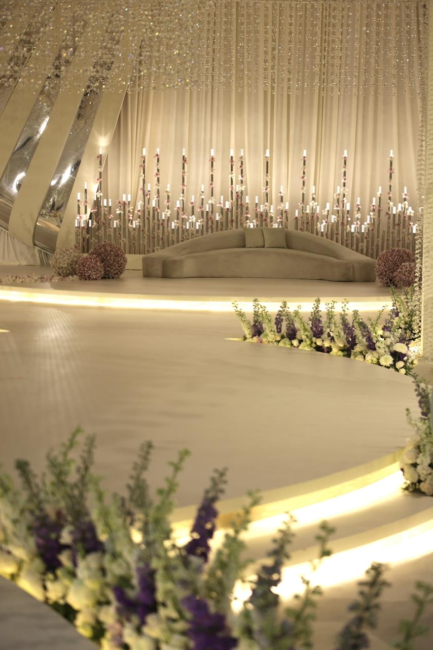 حفل زفاف أبيض فائق الأناقة بتفاصيل ساحرة في الدوحة