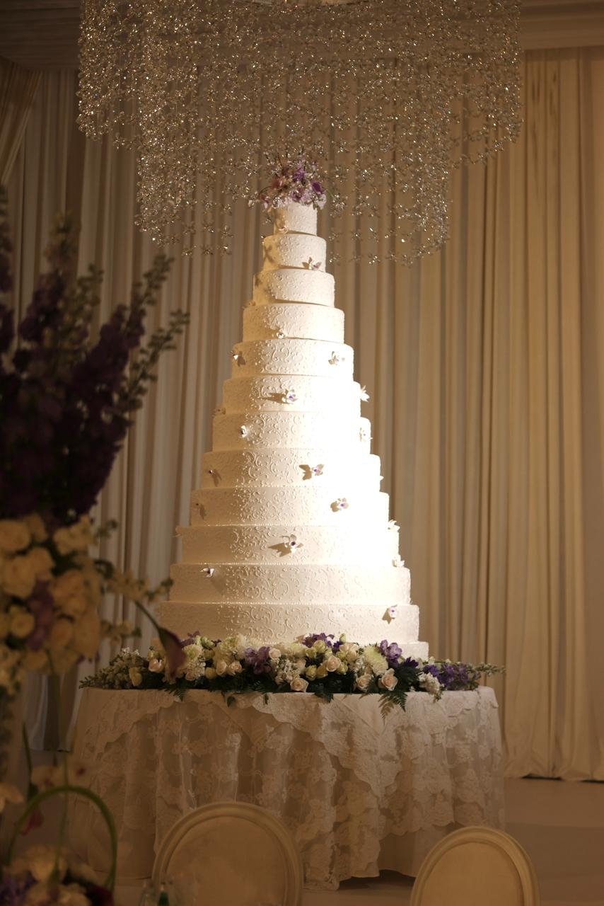 حفل زفاف أبيض فائق الأناقة بتفاصيل ساحرة في الدوحة