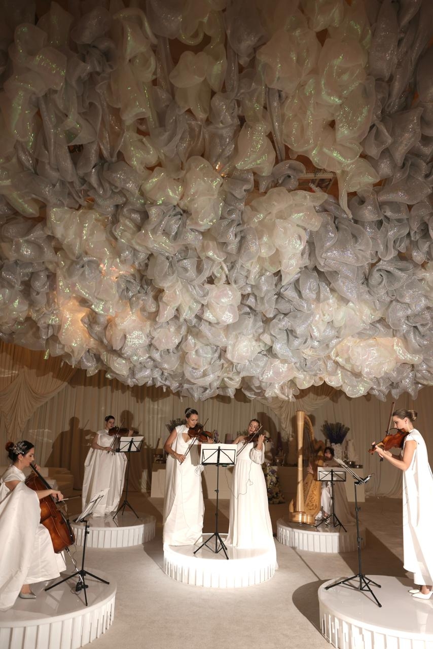حفل زفاف أبيض فائق الأناقة بتفاصيل ساحرة في الدوحة