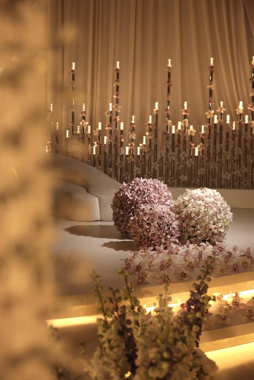 حفل زفاف أبيض فائق الأناقة بتفاصيل ساحرة في الدوحة