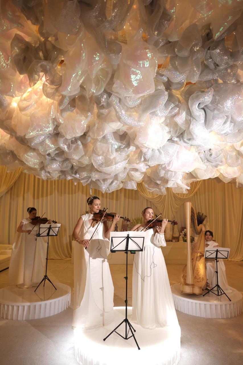 حفل زفاف أبيض فائق الأناقة بتفاصيل ساحرة في الدوحة