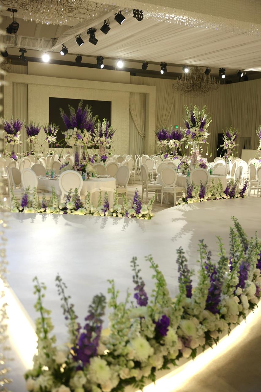 حفل زفاف أبيض فائق الأناقة بتفاصيل ساحرة في الدوحة