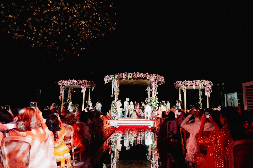 أجواء ساحرة ورومانسية عصرية في حفل زفاف امتدّ لخمسة أيام أجواء ساحرة ورومانسية عصرية في حفل زفاف امتدّ لخمسة أيام