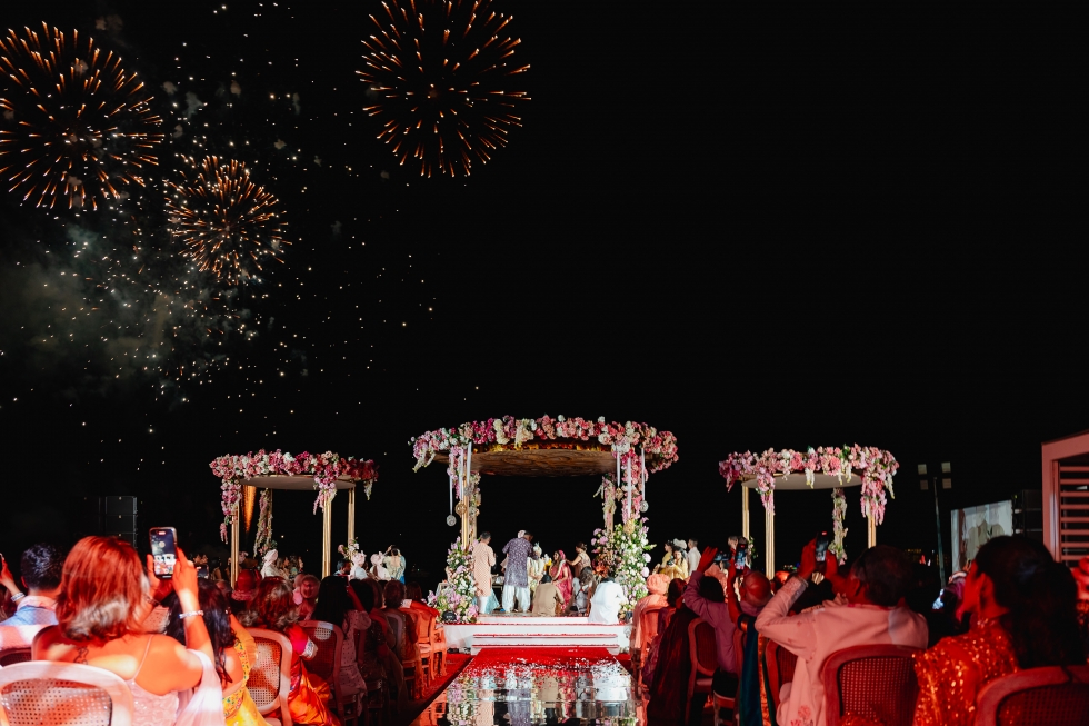 أجواء ساحرة ورومانسية عصرية في حفل زفاف امتدّ لخمسة أيام أجواء ساحرة ورومانسية عصرية في حفل زفاف امتدّ لخمسة أيام