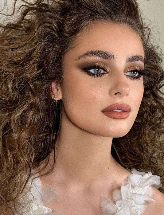 Taylor Hill Makeup: Black Eyeshadow, Bronze Eyeshadow & Red